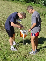 Schüler beim OL im Freien