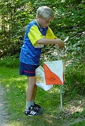 Schüler beim OL im Wald