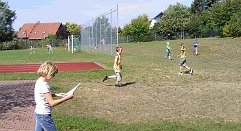 Schüler beim Orientieren auf dem Schulgelände