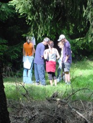 Unterweisung von Schülern im Waldgelände